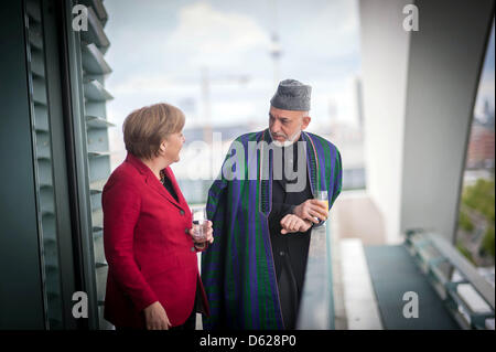 Deutsche Bundeskanzlerin Angela Merkel (CDU) und der afghanische Präsident Hamid Karzai stehen auf dem Balkon des Bundeskanzleramtes vor ihren Business-Lunch in Berlin, Deutschland, 16. Mai 2012. Will Deutschland unterstützt Afghanistan beim Aufbau ihrer eigenen Sicherheitskräfte auch nach der deutschen Bundeswehr aus Afghanistan zurückgezogen hat. Kurz vor Beginn der Karzai Besuch in Berlin wurde es k Stockfoto