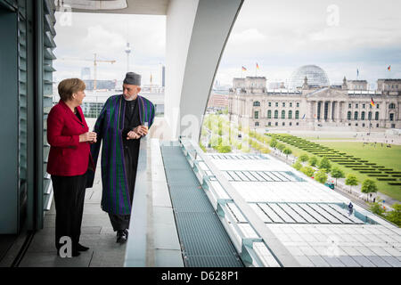 Deutsche Bundeskanzlerin Angela Merkel (CDU) und der afghanische Präsident Hamid Karzai stehen auf dem Balkon des Bundeskanzleramtes vor ihren Business-Lunch in Berlin, Deutschland, 16. Mai 2012. Will Deutschland unterstützt Afghanistan beim Aufbau ihrer eigenen Sicherheitskräfte auch nach der deutschen Bundeswehr aus Afghanistan zurückgezogen hat. Kurz vor Beginn der Karzai Besuch in Berlin wurde es k Stockfoto