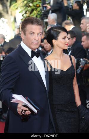 Schauspieler Alec Baldwin und Hilaria Thomas kommen bei der Eröffnung der 65. Filmfestspiele von Cannes am Palais des Festivals in Cannes, Frankreich, am 16. Mai 2012. Foto: Hubert Boesl Stockfoto