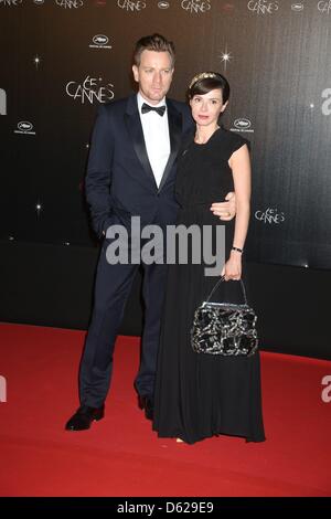 Schauspieler Ewan McGregor und seine Frau Eve Mavrakis kommen bei der Eröffnung der 65. Filmfestspiele von Cannes am Palais des Festivals in Cannes, Frankreich, am 16. Mai 2012. Foto: Hubert Boesl Stockfoto