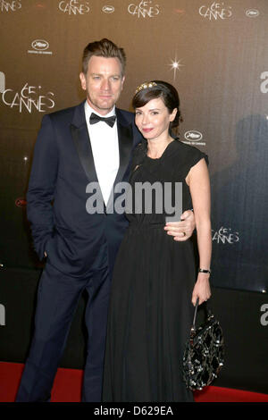 Schauspieler Ewan McGregor und seine Frau Eve Mavrakis kommen bei der Eröffnung der 65. Filmfestspiele von Cannes am Palais des Festivals in Cannes, Frankreich, am 16. Mai 2012. Foto: Hubert Boesl Stockfoto