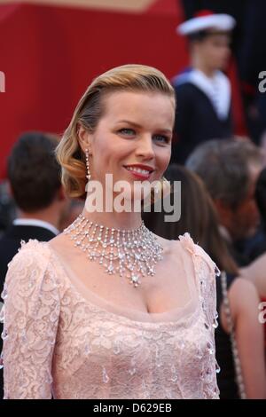 Model Eva Herzigova kommt bei der Eröffnung der 65. Filmfestspiele von Cannes am Palais des Festivals in Cannes, Frankreich, am 16. Mai 2012. Foto: Hubert Boesl Stockfoto