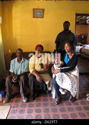 3 Generationen von einer afrikanischen Familie Zusammenleben in Kwazulu Natal, Südafrika. Stockfoto