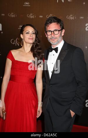 Schauspielerin Berenice Bejo und ihr Ehemann, französischen Regisseurs Michel Hazanavicius kommen bei der Eröffnung der 65. Filmfestspiele von Cannes am Palais des Festivals in Cannes, Frankreich, am 16. Mai 2012. Foto: Hubert Boesl Stockfoto