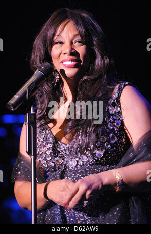 () - ein Dpa-Datei Bild vom 30. Juli 2009 zeigt amerikanische Sängerin Donna Summer im Tempodrom in Berlin, Deutschland. Es war die Sängerin erstes Konzert in Deutschland seit 30 Jahren. Donna Summer starb am 17. Mai 2012 an Krebs. Foto: Soeren Stache Stockfoto