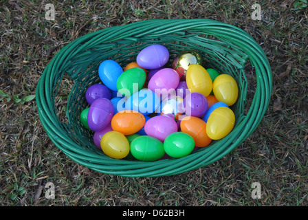 Ostereier im grünen baskt Stockfoto