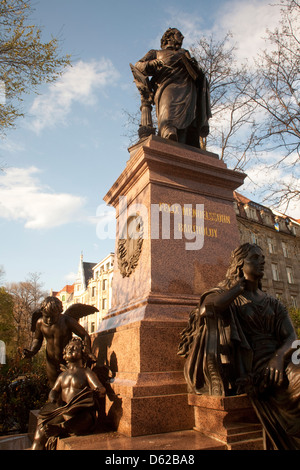 Denkmal der Komponist Felix Mendelssohn in Richtung St. Thomaskirche in Leipzig, Deutschland orientiert. Stockfoto