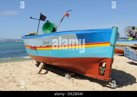 Traditionelle gemalt hell hölzernen Fischerboot am Strand Hammamet Tunesien Stockfoto