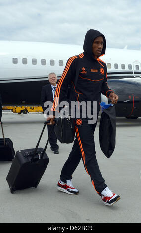 München, Deutschland - 18. Mai: Didier Drogba wird gesehen, wie die Chelsea-Team vor der UEFA Champions League Finale zwischen Bayern München und Chelsea am Flughafen München am 18. Mai 2012 in München ankommen.  Foto: Lars Baron/UEFA +++(c) Dpa - Bildfunk +++ Stockfoto