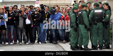 Polizei stehen vor Journalisten vor der Ankunft der FC Chelsea zu ihrem Hotel in München, Deutschland, 18. Mai 2012. Das Endspiel in der Champions League zwischen dem FC Bayern München und FC Chelsea findet am 19. Mai 2012. Foto: FRANK LEONHARDT Stockfoto