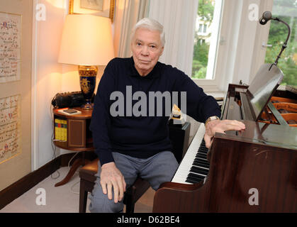 (DATEI) Eine Archivfoto vom 16. Mai 2011 zeigt Bariton Dietrich Fischer-Dieskau in seinem Haus in Berlin, Deutschland. Er starb kurz vor seinem 87. Geburtstag, nach seiner Frau. Er war einer der bedeutendsten Opernsängerinnen des Jahrhunderts. Foto: BRITTA PEDERSEN Stockfoto