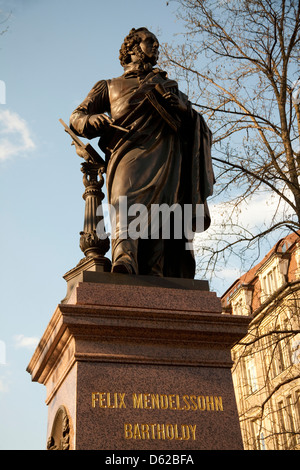 Denkmal der Komponist Felix Mendelssohn in Richtung St. Thomaskirche in Leipzig, Deutschland orientiert. Stockfoto