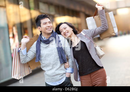 Stilvolle junge Paar einkaufen Stockfoto