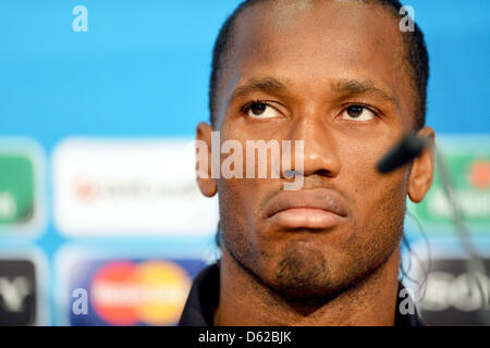 München, Deutschland - 18. Mai: Didier Drogba blickt auf in der Chelsea-Pressekonferenz vor der UEFA Champions League Finale zwischen FC Bayern Muenchen und Chelsea in der Fußball Arena München am 18. Mai 2012 in München. Foto: Stuart Franklin/UEFA/Dpa +++(c) Dpa - Bildfunk +++ Stockfoto