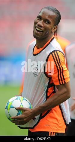 Chelsea Spieler Didier Drogba Gesten während ihr Team/innen-Ausbildung Sitzung der Fußball Arena München in München, Deutschland, 18. Mai 2012. FC Chelsea wird FC Bayern München in der Fußball-UEFA Champions League Finale in München am 19. Mai 2012 zu stellen. Foto: Dpa/Lby Marc Mueller Stockfoto