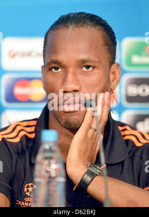 München, Deutschland - Mai 18: Didier Drogba Gesten während der Chelsea-Pressekonferenz vor der UEFA Champions League Finale zwischen FC Bayern Muenchen und Chelsea an der Fu ball Arena M nchen am 18. Mai 2012 in München. Foto: Stuart Franklin/UEFA/Dpa +++(c) Dpa - Bildfunk +++ Stockfoto