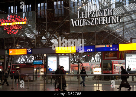 Leipzig, Deutschland-Hauptbahnhof ist unter Europas größter ausgestattet mit einem Einkaufszentrum mit Hunderten von Geschäften. Stockfoto