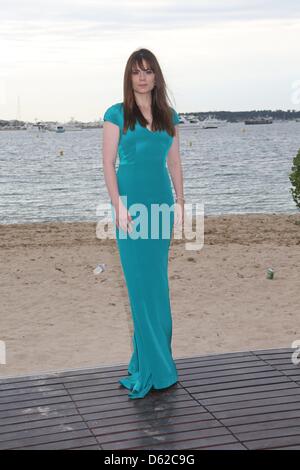 Schauspielerin Hayley Atwell stellt zur Förderung des Films "Zehn Things I Hate About Life" bei der 65. Filmfestspiele von Cannes am Strand in Cannes, Frankreich, 18. Mai 2012. Foto: Hubert Boesl Stockfoto