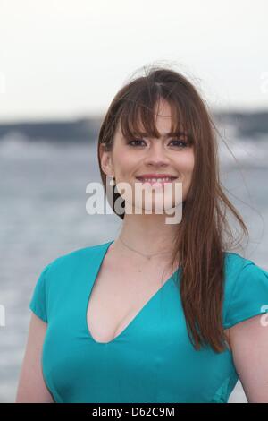 Schauspielerin Hayley Atwell stellt zur Förderung des Films "Zehn Things I Hate About Life" bei der 65. Filmfestspiele von Cannes am Strand in Cannes, Frankreich, 18. Mai 2012. Foto: Hubert Boesl Stockfoto