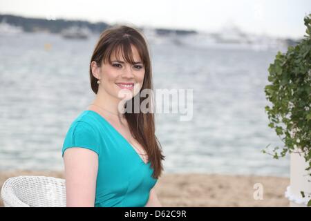 Schauspielerin Hayley Atwell stellt zur Förderung des Films "Zehn Things I Hate About Life" bei der 65. Filmfestspiele von Cannes am Strand in Cannes, Frankreich, 18. Mai 2012. Foto: Hubert Boesl Stockfoto