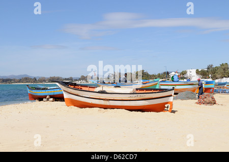 Traditionellen hölzernen bemalten Fischerboote am Strand von Hammamet Tunesien Stockfoto