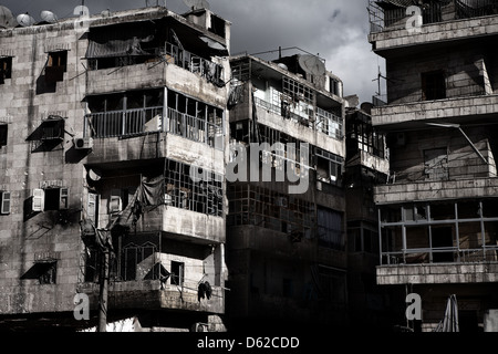 Aleppo, Syrien. Stadt Wohnung Blöcke mit ihren Fenstern ausgeblasen und übersät mit kleinen Waffen abfeuern. Stockfoto