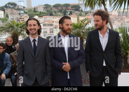 Schauspieler Shia LaBeouf (l-R), Tom Hardy und Jason Clarke stellen bei dem Fototermin von "Lawless' während der 65. Filmfestspiele von Cannes am Palais des Festivals in Cannes, Frankreich, am 19. Mai 2012. Foto: Hubert Boesl Stockfoto