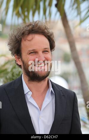 Schauspieler Jason Clarke stellt bei dem Fototermin von "Lawless' während der 65. Filmfestspiele von Cannes am Palais des Festivals in Cannes, Frankreich, am 19. Mai 2012. Foto: Hubert Boesl Stockfoto