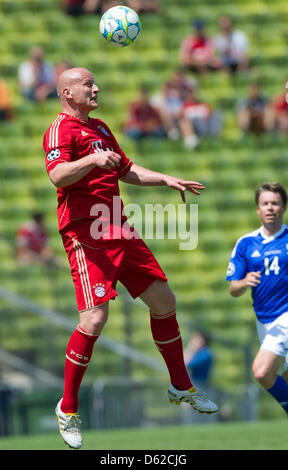 Bayern Carsten Jancker steuert den Ball während das ultimative Champions-Spiel zwischen FC Bayern All-Stars & Freunde und Welt All-Stars im Olympiastadion in München, 19. Mai 2012. Eine Gruppe von ehemaligen berühmten Fußballer kamen zusammen, um das Highlight des Festivals Champions teilnehmen: das Spiel der Legenden. Foto: Sven Hoppe Stockfoto