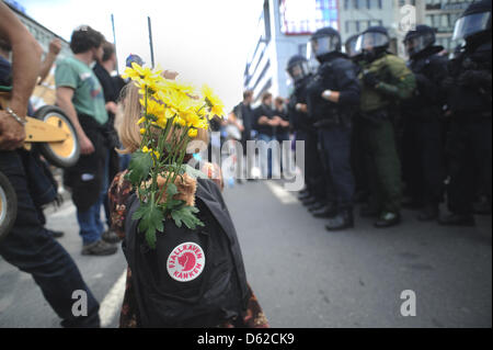 Ein kleines Mädchen steht vor Polizisten an der Konstabler Wache (öffentlicher Platz) in Frankfurt Main, Deutschland, 19. Mai 2012. Die groß angelegte Demonstration ist die einzige offiziell genehmigte Veranstaltung der Blockupy-Aktionstage, seit 16. Mai 2012 statt. Foto: ANDREAS ARNOLD Stockfoto