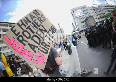 Ein Demonstrator steht vor Polizisten an der Konstabler Wache (öffentlicher Platz) in Frankfurt Main, Deutschland, 19. Mai 2012. Die groß angelegte Demonstration ist die einzige offiziell genehmigte Veranstaltung der Blockupy-Aktionstage, seit 16. Mai 2012 statt. Foto: ANDREAS ARNOLD Stockfoto