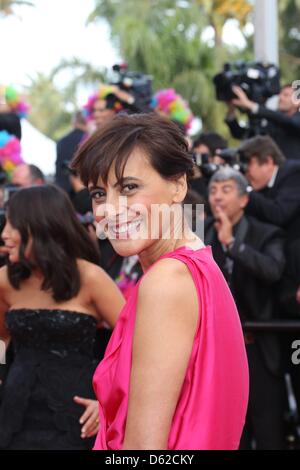 Model Inès De La Fressange kommt bei der Premiere von "Madagaskar III: Europas Most Wanted" bei den 65. Filmfestspielen im Palais des Festivals in Cannes, Frankreich, am 18. Mai 2012. Foto: Hubert Boesl Stockfoto