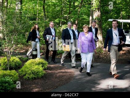 HANDOUT - eine Handout-Datei vom 19. Mai 2012 zeigt die deutsche Bundeskanzlerin Angela Merkel (2-R) zu Fuß zu einem bilateralen Treffen mit russischen Premierminister Dmitry Medvedev (nicht im Bild) vor einem G8-Treffen in Camp David, USA, 19. Mai 2012. Foto: Bundesregierung/Bergmann / Achtung: nur zu redaktionellen Zwecken Stockfoto