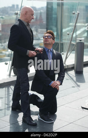 Moskau, Russland. 10. April 2013. Im Bild: l-R Schauspieler Ben Kingsley und Robert Downey Jr. besuchen den Fototermin um Moskau Premier von Iron Man 3 zu fördern. (Bild Kredit: Kredit: PhotoXpress/ZUMAPRESS.com/Alamy Live-Nachrichten) Stockfoto