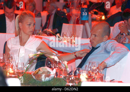 München, Deutschland - 20. Mai: Arjen Robben von Bayern Muenchen kümmert sich auf mit seiner Frau Bernadien Robben beim FC Bayern Muenchen Party im Postpalast am 20. Mai 2012 in München. Bayern Muenchen verlor das Champions League Finale gegen FC Chelsea an eine Strafe am Fussball Arena München am 19. Mai 2012 in München erschossen. Foto: Alexander Hassenstein Dpa/lby Stockfoto