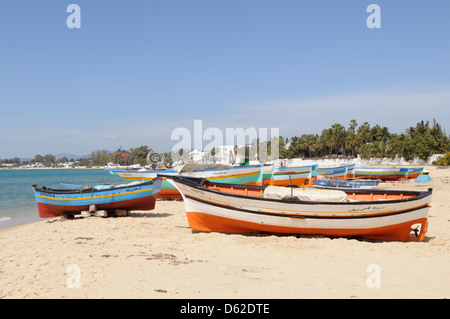 Bunt bemalte hölzerne Fischerboote am Strand von Hammamet Tunesien Stockfoto