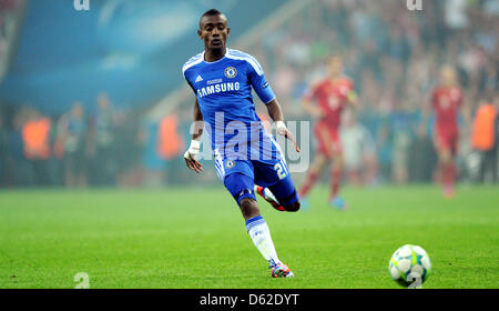 Chelseas Salomon Kalou spielt den Ball während der Fußball-UEFA Champions League Finale zwischen FC Bayern München und FC Chelsea an der Fußball Arena München in München, 19. Mai 2012. Foto: Thomas Eisenhuth Dpa/lby Stockfoto