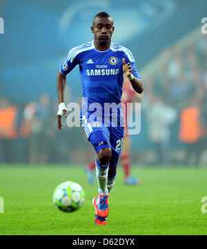Chelseas Salomon Kalou spielt den Ball während der Fußball-UEFA Champions League Finale zwischen FC Bayern München und FC Chelsea an der Fußball Arena München in München, 19. Mai 2012. Foto: Thomas Eisenhuth Dpa/lby Stockfoto