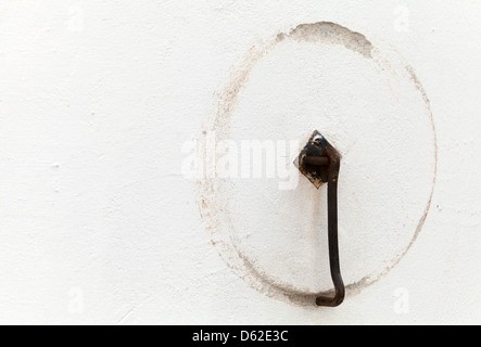 Alte Tür Haken mit Runde Spur auf weißen Wand. Altstadt von Tallinn, Estland Stockfoto