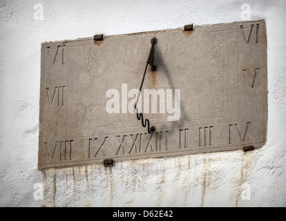 Antike Sonnenuhr mit Zeichen des Tierkreises auf weißen Kirche Wand in Tallinn, Estland Stockfoto