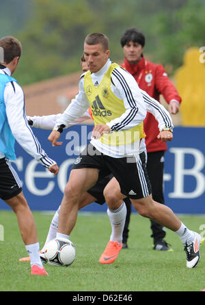 Deutschlands Lukas Podolski spielt den Ball während des Trainings des Teams in Tourrette in der Nähe von Cannes, Frankreich, 20. Mai 2012. Die deutsche Nationalmannschaft ist Prepapring für die Euro 2012 im Süden von Frankreich. Foto: Andreas Gebert Stockfoto