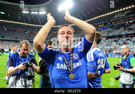 Chelseas John Terry feiert nach der UEFA Champions League Fußball Finale zwischen FC Bayern München und FC Chelsea an der Fußball Arena München in München, 19. Mai 2012. Foto: Thomas Eisenhuth Dpa/lby Stockfoto