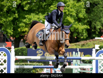 Katrin Eckermann aus Deutschland führt ihre Fähigkeiten mit ihrem Pferd Skik II beim Springreiten-Wettbewerb der Global Champions Tour in Hamburg, Deutschland, 19. Mai 2012. Hamburg ist der dritte von 13 Plätze der Global Champions Tour. Foto: Daniel Reinhardt Stockfoto