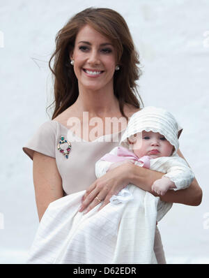 Prinzessin Marie von Dänemark hält ihre kleine Tochter Prinzessin Athena Marguerite Francoise Marie, wie sie für die Taufe und Namensgebung Zeremonie des Babys an die Kirche Mogeltonder, Dänemark, 20. Mai 2012 ankommen. Die Prinzessin wurde am 24. Januar 2012 geboren. Foto: Christian Charisius dpa Stockfoto