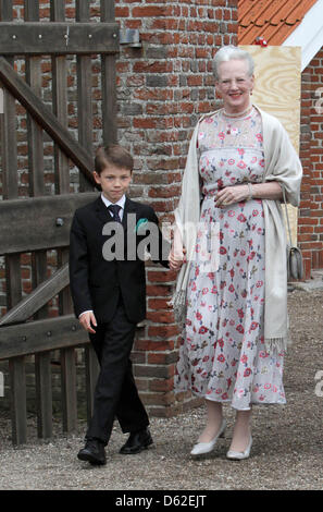 Kommen Sie dänischen Königin Margrethe und Prinz Felix, ein Sohn von Prinz Joachim, für die Taufe und Namensgebung Zeremonie der Prinzessin Athena in der Kirche Mogeltonder, Dänemark, 20. Mai 2012. Die Prinzessin wurde am 24. Januar 2012 geboren. Foto: Foto: RPE-Albert Nieboer Niederlande, Stockfoto