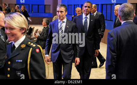 Der Generalsekretär der NATO, Anders Fogh Rasmussen (M) Und U.S. Präsident Barack Obama Kommen am Sonntag (20.05.2012) in Chicago (USA) Zur Ersten Arbeitssitzung des NATO-closes.  Foto: Michael Gottschalk Stockfoto