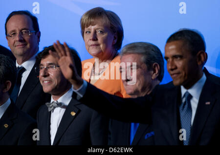 Der französische Präsident Francois Hollande (L-R), belgische Premier Elio di Rupo, Bundeskanzlerin Angela Merkel, albanischen Premierminister Sali Berisha und US Präsident Barack Obama montieren für das Familienfoto Gruppe abends 2012 NATO-Gipfel am Soldier Field in Chicago, Illinois, USA, 20. Mai 2012. Weltweit führend beteiligt sind die zweitägige Veranstaltung zur internationalen Sicherheit zu diskutieren und Stockfoto