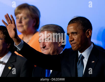 Bundeskanzlerin Angela Merkel, Premierminister Sali Berisha und US-Präsident Barack Obama montieren für das Familienfoto Gruppe abends 2012 NATO-Gipfel am Soldier Field in Chicago, Illinois, USA, 20. Mai 2012. Weltweit führend sind die zweitägige Veranstaltung diskutieren internationale Sicherheit und Probleme im Zusammenhang mit Afghanistan beteiligt. Foto: Peer Grimm Stockfoto