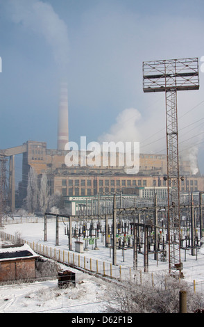 Thermische Kohlekraftwerk Republika - Rauch und Dampf bilden einen Schleier über die Pflanze an einem klaren Tag Stockfoto