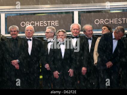 Französisch-polnischen Direktor Roman Polanski (C) kommt mit französischen Regisseurs Claude Lelouch (L), kanadischer Regisseur David Cronenberg (3-L), belgische Regisseur Jean-Pierre Dardenne (3-R), belgische Regisseur Luc Dardenne und Aurelie Fillippetti (2-R), French Culture Minister (R) für das Screening von "Amour" (Liebe) während den 65. Filmfestspielen in Cannes, Frankreich, 20. Mai 2012. Der Film ich Stockfoto